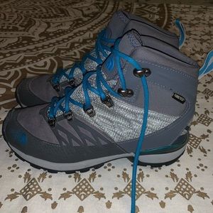 NWOT SUPER NEW/ CUTE The North Face Goretex Cradle hiking boot 🥾